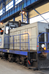 Un cheminot conduit le train chargé d'aciers longs spéciaux produits par Ascoval, acièrie de Saint-Saulve.
