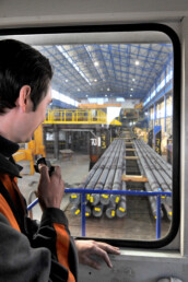 Un cheminot conduit le train chargé d'aciers longs spéciaux produits par Ascoval, acièrie de Saint-Saulve.