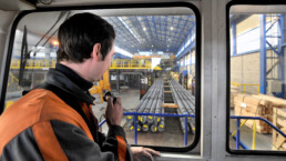 Un cheminot conduit le train chargé d'aciers longs spéciaux produits par Ascoval, acièrie de Saint-Saulve.