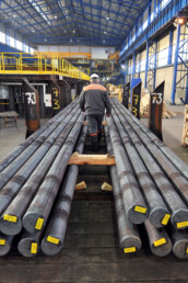 Des aciers longs spéciaux chargés sur un wagon de l'aciérie Ascoval