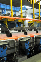 Une machine lève un acier long spécial qui vient d'être coulé dans l'usine Ascoval