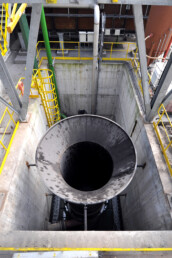 Vue détaillée d'une machine de l'aciérie de production d'aciers longs spéciaux Ascoval de Saint-Saulve
