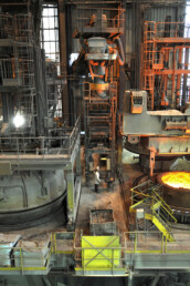 Vue détaillée d'une machine de l'usine de production d'aciers longs spéciaux Ascoval de Saint-Saulve