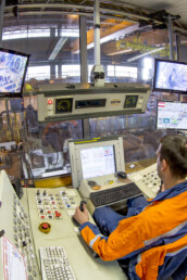 Un ouvrier conduit le centre de contôle qualité de l'usine Ascoval de Saint-Saulve