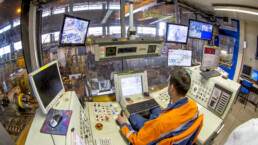 Un ouvrier conduit le centre de contôle qualité de l'usine Ascoval de Saint-Saulve